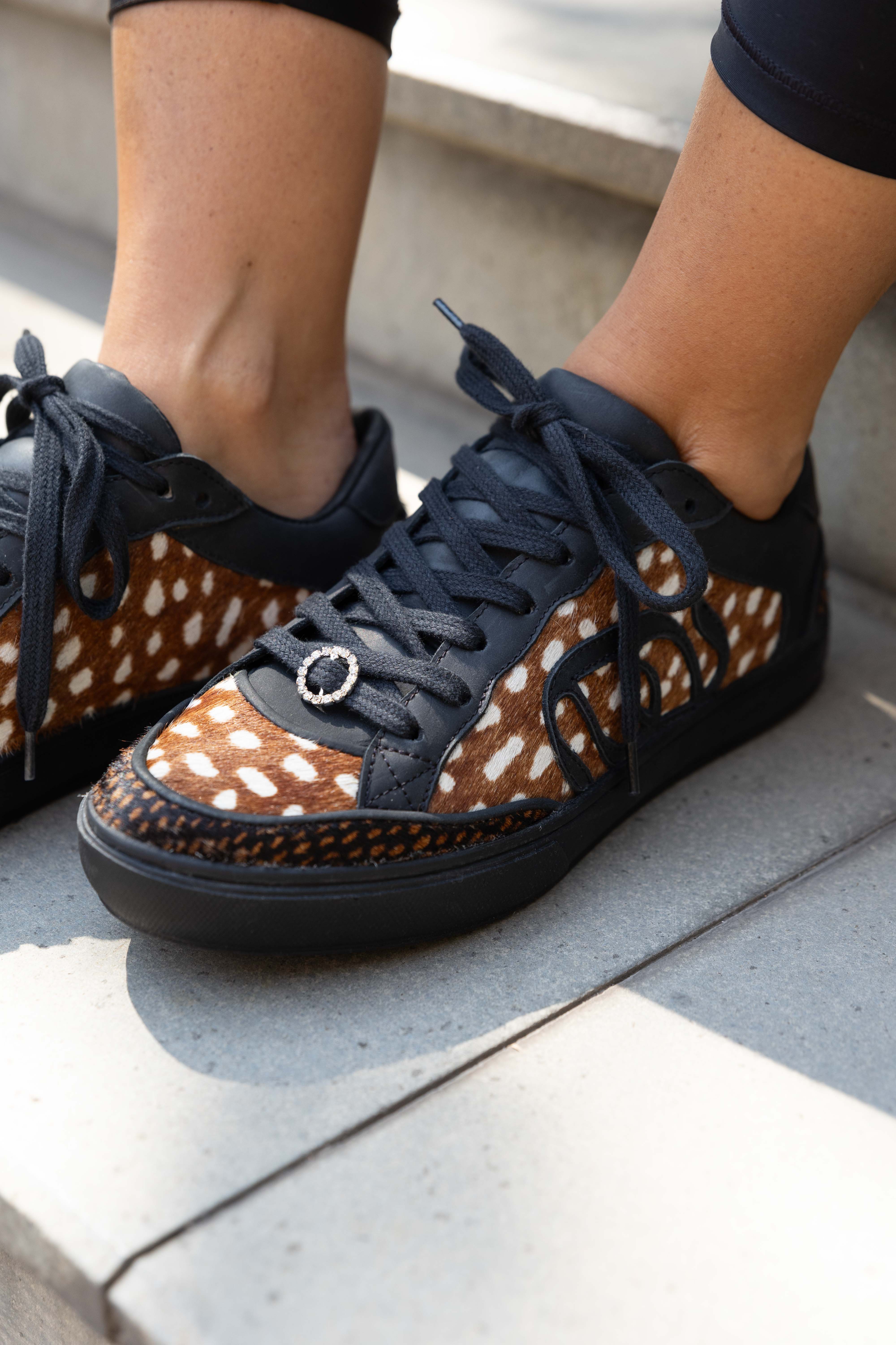 AA016 ZAPATILLA NEGRA ALBA Y ADELA