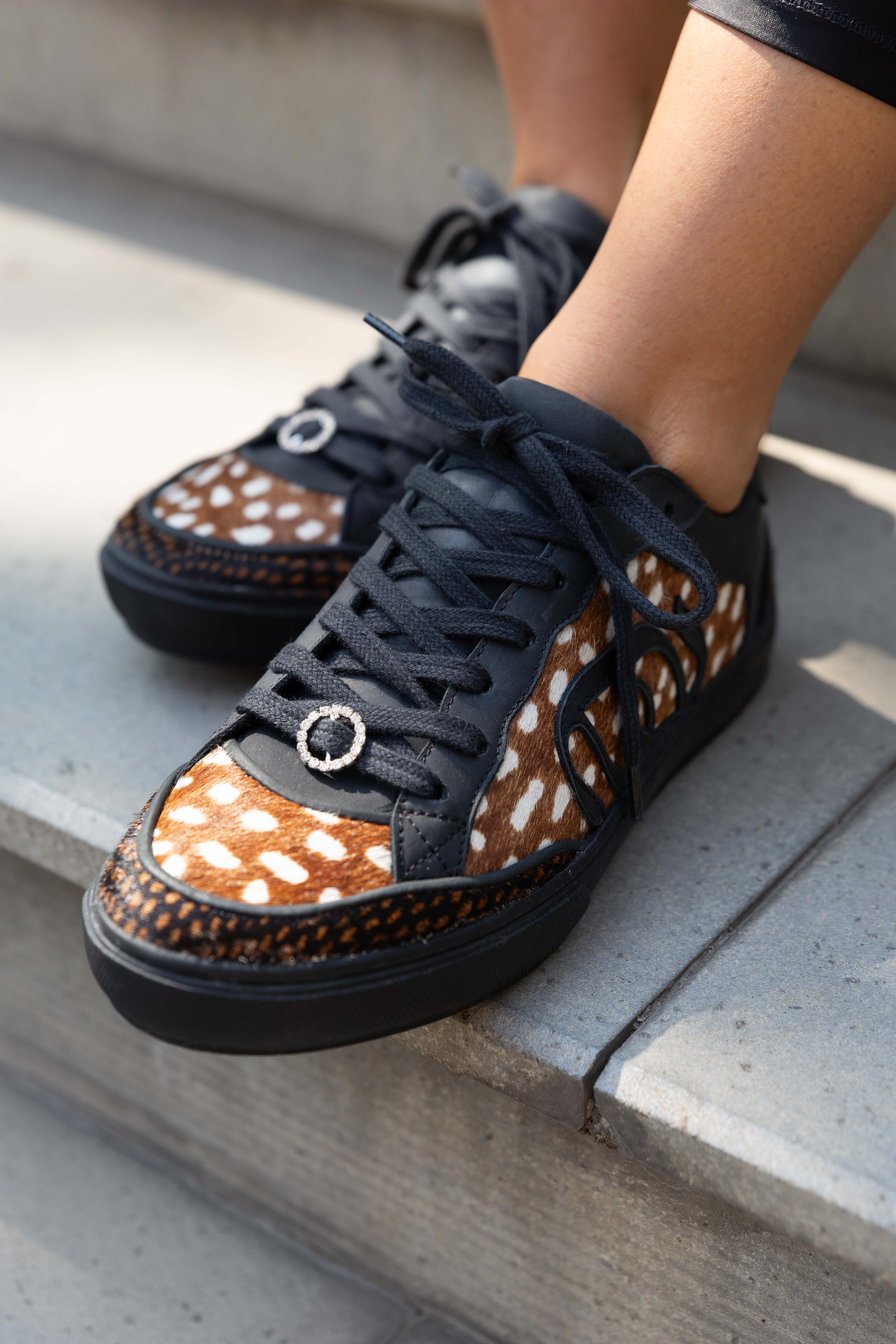 AA016 ZAPATILLA NEGRA ALBA Y ADELA